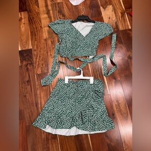 SKIRT & SHIRT SET💚🤍